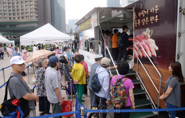 [사진=7일 오전 서울광장에서 열린 ‘2016 추석절 농수산물 장터’에서 많은 시민들이 추석 차례용품을 구입하기 위해 살펴보고 있다. 이번에 열린 추석절 농수산물 서울장터는 7일부터 11일까지 5일간 열리며, 16개 시ㆍ군서 참여해 사과, 곶감, 고춧가루, 간고등어 등 130여 지역 대표 농수산물을 최대 50%까지 할인해 판매한다. 박현구 기자/phko@heraldcorp.cm]