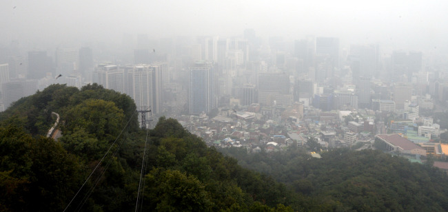 본격적인 가을을 알리는 백로(7일)의 날, 미세먼지로 인해 전국의 가을하늘이 뿌옇다. 미세먼지 농도가 ‘나쁨’ 수준인 7일 남산에서 바라본 서울 도심이 희미하게 보인다.    박현구기자/phko@heraldcorp.com
