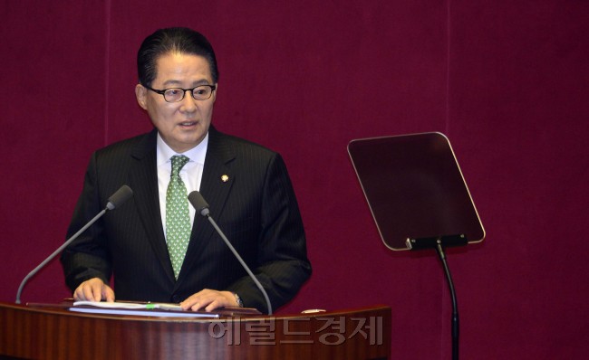 [사진= 박지원 국민의당 비상대책위원장이 7일 오전 국회 본회의에서 교섭단체 대표연설을 하고 있다.  박해묵 기자/mook@heraldcorp.com]