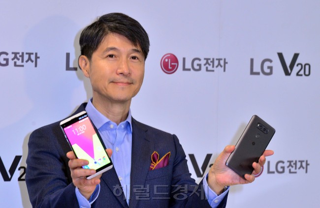 LG전자는 7일 서울 양재동 서초 R＆D 캠퍼스에서 새 프리미엄 스마트폰 ‘LG V20’를 동시에 공개했다. 조준호 LG전자 MC사업본부장(사장)은 “LG V20는 V10에서 호평받았던 오디오, 비디오 기능의 완성도를 높였다”며 “V20는 고객들에게 최상의 멀티미디어  경험을 제공하고 프리미엄폰의 새로운 기준을 제시할 것으로 기대한다”고 강조했다. 이상섭 기자/bobtong@heraldcorp.com