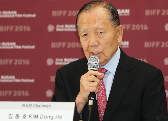 Busan International Film Festival chief Kim Dong-ho speaks at a press conference Tuesday at the Hotel President in Seoul. (Yonhap)