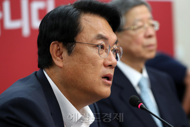 정진석 새누리당 원내대표는 8일 헌법과 국회법을 근거로 “야당은 김재수 농림축산식품부 장관의 해임건의안 제출 움직임을 중단하라”고 촉구했다. [사진=헤럴드경제DB]
