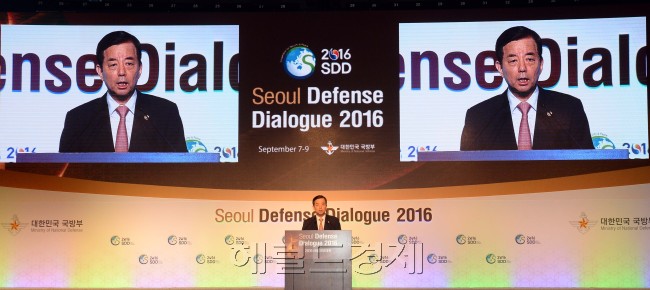 8일 서울 웨스틴조선호텔에서 열린 서울안보대화에서 한민구 국방부 장관이 개회사를 하고 있다.
안훈 기자/rosedale@heraldcorp.com