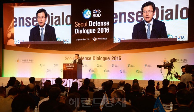 황교안 국무총리가 8일 서울 웨스틴조선호텔에서 열린 서울안보대화에 참석해 축사를 하고 있다. [사진=안훈 기자/rosedale@heraldcorp.com]