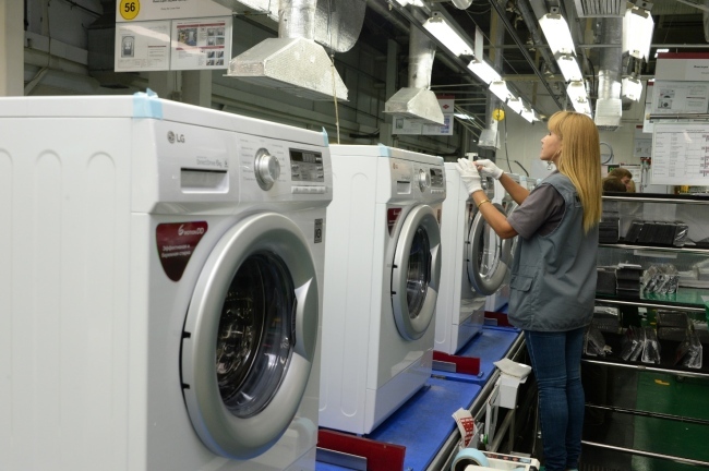 A Russian worker checks the progress of washing machines being produced at LG Electronics’ Russia plant in Ruza, west of Moscow, Monday. LG Electronics