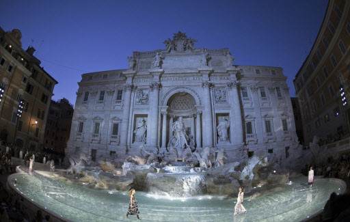 Models wearing Fendi fashion house creations strut down a catwalk over Rome‘s historical Trevi Fountain, whose restoration was done by Fendi, during a show marking the 90th anniversary of the birth of the brand. (AP-Yonhap)