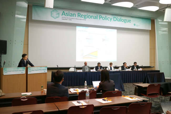 Kim Dong-kwan, chief commercial officer of Hanwha Q Cells, speaks at the Global Green Growth Week 2016 in Jeju. Hanwha Group