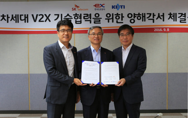 Senior Vice President of SKT’s Network Technology R&D Center Park Jin-hyo (left), Executive Director of Korea Expressway Corp. Choi Yun-taik and Korea Electronics Technology Institute’s Vice President Yoon Myung-hyun sign a memorandum of understanding for the development of SKT’s V2X network service at a ceremony on Thursday in Seoul. SKT