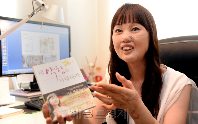 이효진 예인건축사무소 소장이 불의의 사고로 얻게된 장애를 비관해 자살 기도라는 극단적인 선택까지 이르렀다 극복해나간 과정에 대해 설명하고 있다.
박현구 기자/phko@heraldcorp.com
