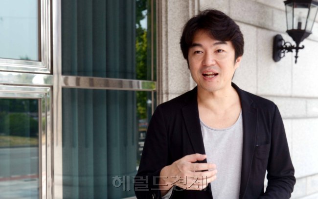[사진=일본 민간 자살예방기구 라이프링크의 시미즈 야스유키 대표가 세계 최고 수준을 기록하고 있는 한국의 자살률을 낮출 수 있는 방안에 대해 설명하고 있다. 정희조 기자/checho@heraldcorp.com]
