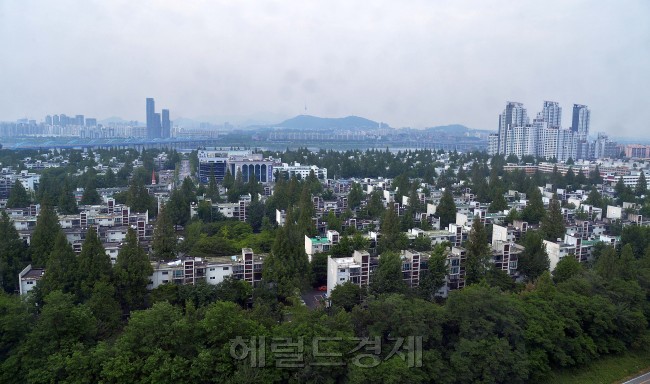 내년 말까지 한시 유예된 초과이익환수제를 피하기 위해 서초구 재건축 아파트 단지들이 재건축에 급피치를 올리고 있다. 이와 무관하게 서울시는 서초 지구와 반포 지구의 지구단위계획 수립을 위한 용역을 추진하고 있다. 사진은 반포 저밀지구 아파트의 모습.
이상섭 기자/babtong@heraldcorp.com