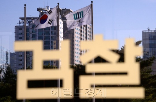 지난 6월 사상 최대 규모의 압수수색으로 화려하게 출발했던 ‘재계 서열 5위’ 롯데그룹에 대한 검찰 수사가 10일로 석달째를 맞는다. 주어진 상황이 녹록지 않은 가운데 검찰이 마지막 반전을 이끌어 낼 수 있을 지 주목된다. [사진=헤럴드경제DB]