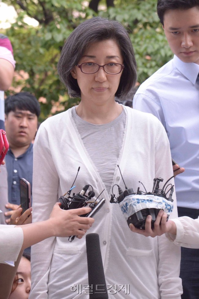 최은영 전 한진해운 회장(현 유수홀딩스 회장)이 8일 국회에서 열리는 ‘조선ㆍ해운산업 구조조정 연석청문회’에 증인으로 출석했다. 최 회장은 미공개 정보를 이용해 한진해운이 법정관리를 신청하기 직전 한진해운 보유 주식 전량을 매각한 혐의(자본시장과 금융투자업에 관한 법률 위반)로 재판을 받고 있다. 또 2006년부터 2013년까지 최 회장의 7년 임기 동안 한진해운 부채 비율이 405%에서 1460%대로 폭등해 ‘한진해운 침몰’의 책임자로 지목받는 인물이다. [사진=정희조 기자/checho@heraldcorp.com]