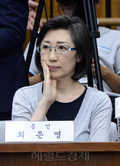 조선-해운 산업 구조조정 연석청문회가 9일 오전 서울 여의도 국회에서 이틀 째 열리고 있다. 주요 증인인 최은영 유수홀딩스(전 한진해운홀딩스) 회장이 굳은 표정으로 참석하고 있다. 박해묵 기자/mook@heraldcorp.com