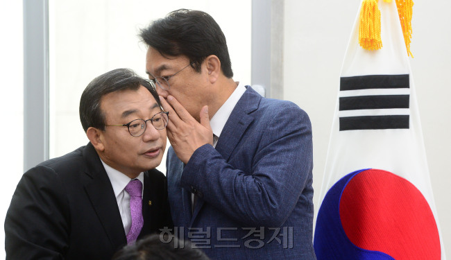 [사진= 이정현 새누리당 대표가 9일 오전 서울 여의도 국회에서 취임1달 기자간담회를 가지던 중 정진석 원내대표로 부터 북한 핵실험 보고를 받고 있다. 박해묵 기자/mook@heraldcorp.com]