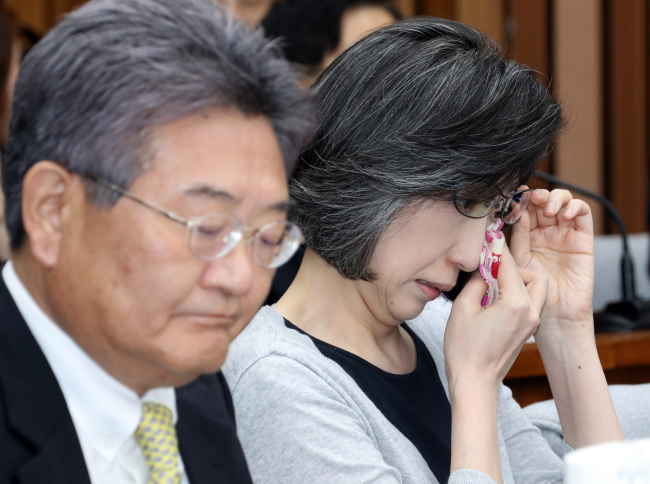 최은영 전 한진해운 회장(현 유수홀딩스 회장)이 8일 국회에서 열린 ‘조선ㆍ해운산업 구조조정 연석청문회’에 증인으로 출석해 울먹이고 있다.  최 회장은 미공개 정보를 이용해 한진해운이 법정관리를 신청하기 직전 한진해운 보유 주식 전량을 매각한 혐의(자본시장과 금융투자업에 관한 법률 위반)로 재판을 받고 있다. 또 2006년부터 2013년까지 최 회장의 7년 임기 동안 한진해운 부채 비율이 405%에서 1460%대로 폭등해 ‘한진해운 침몰’의 책임자로 지목받는 인물이다.  [연합뉴스]