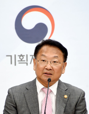 [사진= 유일호 부총리 겸 기획재정부 장관］