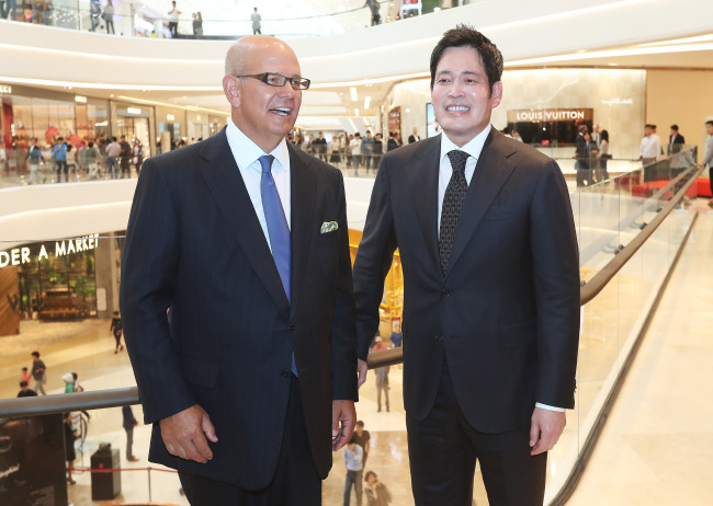 Shinsegae Vice Chairman Chung Yong-jin (right) and Taubman Centers Chairman Robert S. Taubman walk around Starfield Hanam on Friday. (Lee Sang-sub/The Korea Herald)
