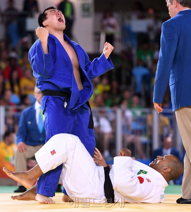 11일(한국시간) 새벽 6시 브라질 리우데자네이루 올림픽파크에서 있은 남자 유도 –100kg급 결승전에서 한국의 최광근이 브라질의 테노리오를 한판승으로 꺽고 포효하고 있다. 최광근은 이로써 한국에 세 번째 금메달을 선사했다. 최광근은 초등학교 5학년때부터 유도를 시작,
고등학교 2학년때 부상으로 장애를 겪었다.
2012년 런던 패럴림픽에도 출전하는 등, 풍부한 경험과 타고난 파워가 장점이다. 2016.9.11. <리우데자네이루 = 패럴림픽사진공동취재단>