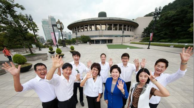 윤형주, 김세환, 유열, 권인하 등이 조은희 구청장과 예술의 전당 앞에서 사진을 찍고 있다.