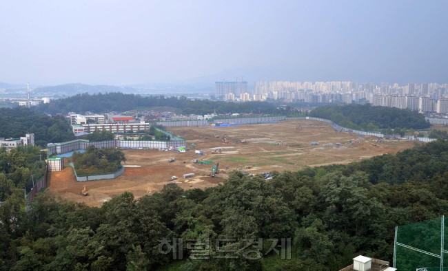 [사진= 이 달 일반분양을 하는 고덕주공 2단지에서 12일 터잡기 공사가 한창이다. 이상섭 기자/babtong@heraldcorp.com］