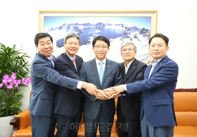 대한기계설비건설협회(회장 이상일)는 지난 9일 국회 국토교통위원장실에서 조정식 국토교통위원장과 간담회를 개최하고 기계설비건설업계 현안 및 애로사항에 대해 건의했다고 12일 밝혔다. 김석환(왼쪽부터) 기계설비건설협회 경기도회 회장, 이연풍 협회 광주전남도회 회장, 조정식 국회 국토교통위원장, 이상일 협회 회장, 성창진 협회 경영부회장이 간담회 후 단체촬영을 하고 있다. 김영상 기자/ysk@heraldcorp.com