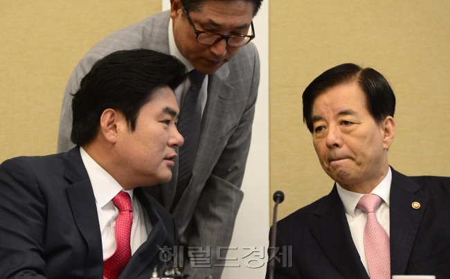 [사진= 12일 오전 서울 여의도 국회에서 '북핵 해결을 위한 새누리당 의원 모임' 긴급 간담회가 열린 가운데 한민구 국방장관이 원유철 의원과 이야기를 나누고 있다. 박해묵 기자/mook@heraldcorp.com]