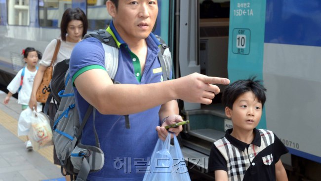 추석연휴를 이틀 앞둔 12일 서울역에는 서둘러 귀향을 재촉하는 가족들이 눈에 띄었다. 본격적인 귀향행렬은 13일부터 시작될 예정이다. 올해는 최소 닷새간, 직장인 휴가에 따라선 최대 열흘 가까이의 추석연휴가 예정돼 있어 한가위대이동 교통은 다소 분산될 것으로 보인다. 귀향객들이 기차에 탑승하고 있다.
정희조 기자/checho@heraldcorp.com