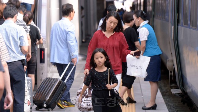 추석연휴를 이틀 앞둔 12일 서울역에는 서둘러 귀향을 재촉하는 가족들이 눈에 띄었다. 본격적인 귀향행렬은 13일부터 시작될 예정이다. 올해는 최소 닷새간, 직장인 휴가에 따라선 최대 열흘 가까이의 추석연휴가 예정돼 있어 한가위대이동 교통은 다소 분산될 것으로 보인다. 귀향객들이 기차에 탑승하고 있다.
정희조 기자/checho@heraldcorp.com