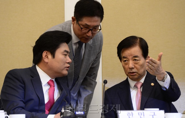 [사진=12일 오전 서울 여의도 국회에서 열린 ‘북핵 해결을 위한 새누리당 의원 모임’ 긴급 간담회에서 한민구 국방장관(오른쪽)과 원유철 의원이 이야기를 나누고 있다. 박해묵 기자/mook@heraldcorp.com]