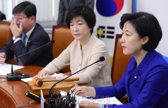 [사진=추미애 더불어민주당 대표가 12일 오전 서울 여의도 국회에서 열린 최고위원회의에서 모두발언을 하고 있다. 박해묵 기자/mook@heraldcorp.com]