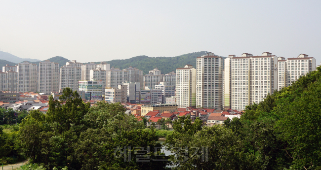 [사진= 추석 이후 10월까지 전국에 8만5000가구가 공급된다. 건설사들이 연휴 일정을 피해 물량이 집중됐다. 일부 지역에서는 인기단지에만 수요자가 몰리는 쏠림현상도 심화될 가능성이 크다. 사진은 김해 율하지구 전경. ]