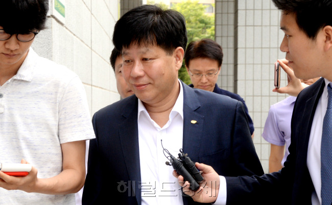투자자 3만여명으로부터 불법 투자금 7000억원을 끌어모았다가 기소된 이철(51) 밸류인베스트코리아(VIK) 대표가 또다시 불법 투자금을 모집했다가 적발된 혐의로 서울남부지검으로 영잘실질심사를 받기위해 들어서고 있다.
　박현구 기자/phko@heraldcorp.com