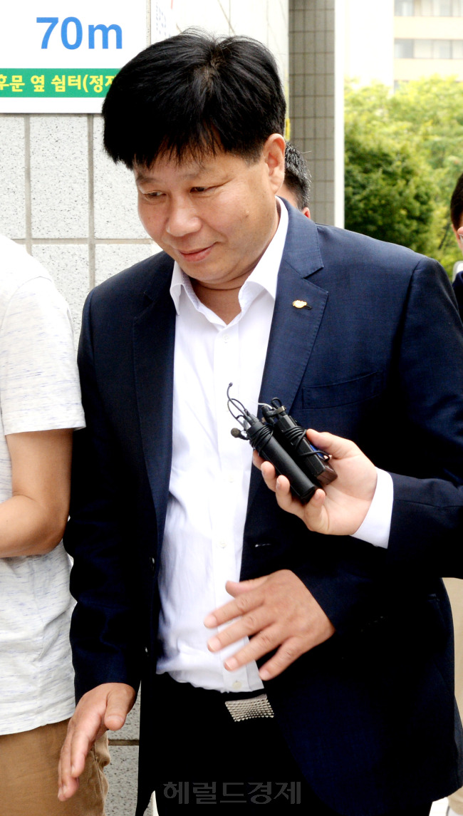 투자자 3만여명으로부터 불법 투자금 7000억원을 끌어모았다가 기소된 이철(51) 밸류인베스트코리아(VIK) 대표가 또다시 불법 투자금을 모집했다가 적발된 혐의로 서울남부지검으로 영잘실질심사를 받기위해 들어서고 있다.
　박현구 기자/phko@heraldcorp.com