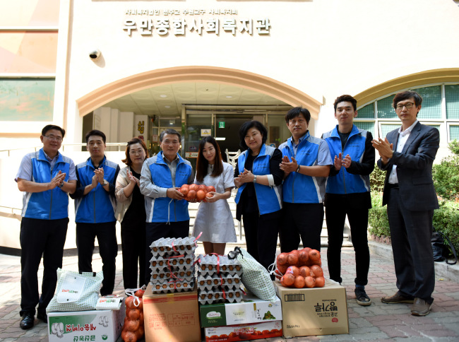 윤종일 경기중기센터 대표이사를 비롯한 임직원들이 추석 연휴를 맞아 전통시장에서 구입한 식자재를 수원시 우만종합사회복지관에 방문해 전달한 뒤 기념촬영을 하고 있다.<br />　
윤종일 경기중기센터 대표이사를 비롯한 임직원들이 추석 연휴를 맞아 전통시장에서 구입한 식자재를 수원시 우만종합사회복지관에 방문해 전달한 뒤 기념촬영을 하고 있다.
　