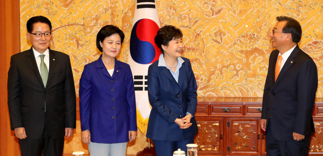 President Park Geun-hye talks with the leaders Lee Jung-hyun (right) of the ruling Saenuri Party, Choo Mi-ae (second from left) of the main opposition Minjoo Party of Korea and Park Jie-won of the People’s Party, during a meeting at the presidential office Cheong Wa Dae in Seoul on Monday.