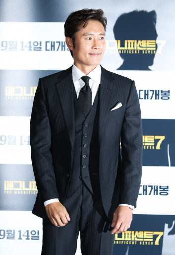 Actor Lee Byung-hun poses at a press conference for the Hollywood film “The Magnificent Seven” held at the Coex Megabox theater in Gangnam, Seoul on Monday. (Yonhap)