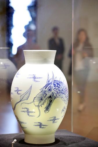 “Cyborg Dragon Jar” by Sheen Yi-chul (Yonhap)