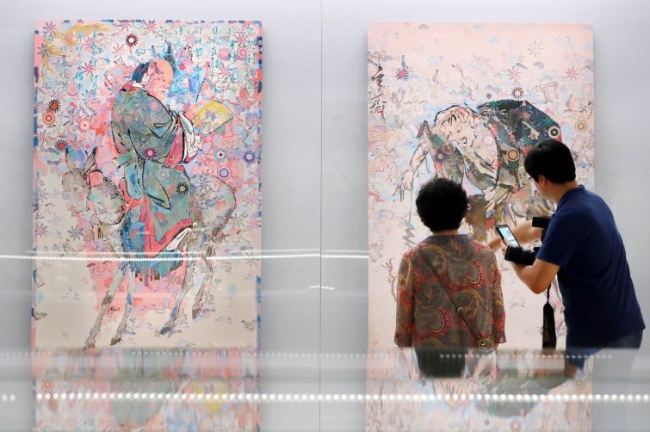 Visitors view Jang Woo-suk’s “A Statement of ‘Old Man Rides Backwards’” (left) and “A Statement of ‘Liu Hai Playing Alone“ at “Old & New” exhibition at the Design Museum located in Dongdaemun Design Plaza, Seoul on Sept. 9.  (Yonhap)