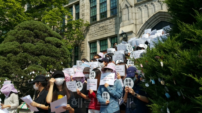 [지난 2일 이화여대 본관 점거 농성 중인 재학생과 졸업생들이 학내 분규 사태 해결을 위한 이화학당 이사회의 결단을 요구하는 기자회견을 열고 있다. 신동윤 기자/realbighead@heraldcorp.com]