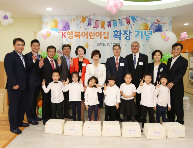 SK이노베이션은 미취학 어린 자녀를 둔 구성원들을 위해 운영 중인 서울 종로구 서린동 본사의 사내 어린이집을 확장 개원했다고 12일 밝혔다. 이날 오전 SK서린사옥에서 열린 확장 기념식에서 정철길 SK이노베이션 부회장(오른쪽에서 네번째), 김준 SK에너지 사장(오른쪽에서 세번째), 김형건 SK종합화학 사장(왼쪽에서 네번째), 이기화 SK루브리컨츠 사장(왼쪽에서 세번째) 등이 어린이집 원장 및 어린이들과 함께 기념 사진을 촬영하는 모습.