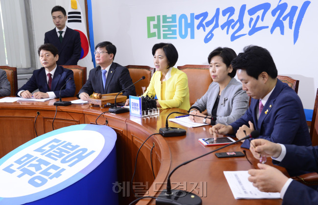 [사진=추미애 더불어민주당 대표가 13일 오전 서울 여의도 국회에서 열린 긴급최고위원회의에서 발언을 하고 있다. 박해묵 기자/mook@heraldcorp.com]