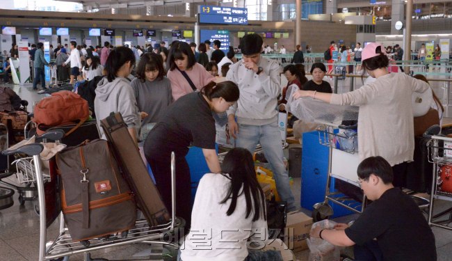 추석연휴가 시작된 13일 인천공항 출국장에는 아침 일찍부터 해외로 나가려는 인파가 몰렸다. 공항측은 이번 추석연휴에 사상 최대의 해외여행객이 몰릴 것으로 보고 있다. 이에 한가위 연휴 풍속이 바뀌고 있다는 해석도 나오고 있다.명절에 고향가는 의미는 이제 연휴를 즐기기 위한 가족 친지 들간의 여행으로 흐름이 바뀐 분위기도 감지된다.
정희조 기자/checho@heraldcorp.com