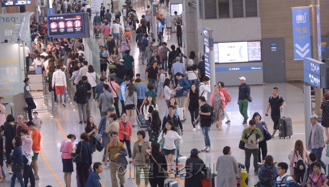 추석연휴가 시작된 13일 인천공항 출국장에는 아침 일찍부터 해외로 나가려는 인파가 몰렸다. 공항측은 이번 추석연휴에 사상 최대의 해외여행객이 몰릴 것으로 보고 있다. 이에 한가위 연휴 풍속이 바뀌고 있다는 해석도 나오고 있다.명절에 고향가는 의미는 이제 연휴를 즐기기 위한 가족 친지 들간의 여행으로 흐름이 바뀐 분위기도 감지된다.
정희조 기자/checho@heraldcorp.com
