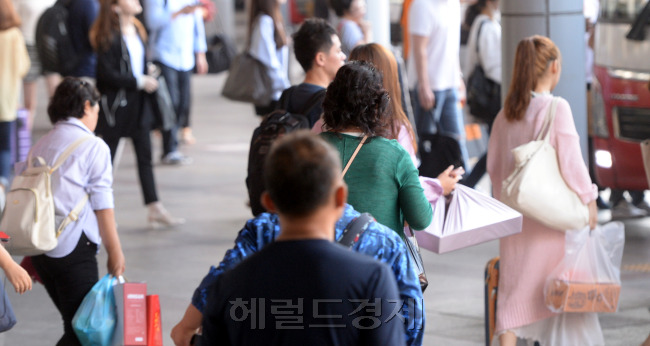 [사진= 추석을 코앞에 두고 한반도에 최대 지진이 발생했지만, 한가위는 또 한가위다. 추석 연휴가 본격적으로 돌입한 13일 귀성전쟁은 시작됐다. 서울 강남고속터미널에는 이날 일찍부터 고향을 찾으려는 귀성 행렬이 이어졌다. 고향을 가는 이들의 표정이 들떠 있다. 한국교통연구원이 수행한 교통수요조사 결과에 따르면 이번 추석 연휴의 전국 예상 이동인원은 총 3752만명에 달한다. 박현구 기자/phko@heraldcorp.com]