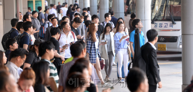 [사진= 추석을 코앞에 두고 한반도에 최대 지진이 발생했지만, 한가위는 또 한가위다. 추석 연휴가 본격적으로 돌입한 13일 귀성전쟁은 시작됐다. 서울 강남고속터미널에는 이날 일찍부터 고향을 찾으려는 귀성 행렬이 이어졌다. 고향을 가는 이들의 표정이 들떠 있다. 한국교통연구원이 수행한 교통수요조사 결과에 따르면 이번 추석 연휴의 전국 예상 이동인원은 총 3752만명에 달한다. 박현구 기자/phko@heraldcorp.com]
