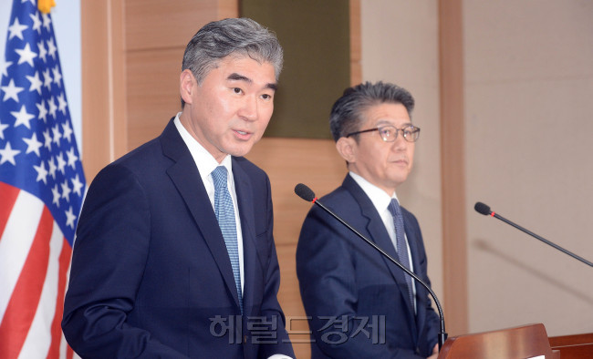13일 오전 서울 세종로 외교부 청사에서 북한의 5차 핵실험에 대응한 추가 대북제재와 북핵 대응 방안 등을 협의하기 위해 한국과 미국의 북핵 6자 회담 수석대표인 김홍균(오른쪽) 외교부 한반도평화교섭본부장과 성김 미 국무부 대북정책 특별대표가 회동을 마치고 공동기자회견을 하고 있다./ 안훈 기자 rosedale@heraldcorp.com
13일 오전 서울 세종로 외교부 청사에서 북한의 5차 핵실험에 대응한 추가 대북제재와 북핵 대응 방안 등을 협의하기 위해 한국과 미국의 북핵 6자 회담 수석대표인 김홍균(오른쪽) 외교부 한반도평화교섭본부장과 성김 미 국무부 대북정책 특별대표가 회동을 마치고 공동기자회견을 하고 있다./ 안훈 기자 rosedale@heraldcorp.com