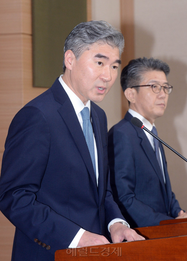 13일 오전 서울 세종로 외교부 청사에서 북한의 5차 핵실험에 대응한 추가 대북제재와 북핵 대응 방안 등을 협의하기 위해 한국과 미국의 북핵 6자 회담 수석대표인 김홍균(오른쪽) 외교부 한반도평화교섭본부장과 성김 미 국무부 대북정책 특별대표가 회동을 마치고 공동기자회견을 하고 있다./ 안훈 기자 rosedale@heraldcorp.com
13일 오전 서울 세종로 외교부 청사에서 북한의 5차 핵실험에 대응한 추가 대북제재와 북핵 대응 방안 등을 협의하기 위해 한국과 미국의 북핵 6자 회담 수석대표인 김홍균(오른쪽) 외교부 한반도평화교섭본부장과 성김 미 국무부 대북정책 특별대표가 회동을 마치고 공동기자회견을 하고 있다./ 안훈 기자 rosedale@heraldcorp.com