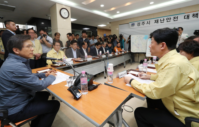 Prime Minister Hwang Kyo-an discusses measures to prevent earthquake with governemnt officials on Tuesday. Yonhap