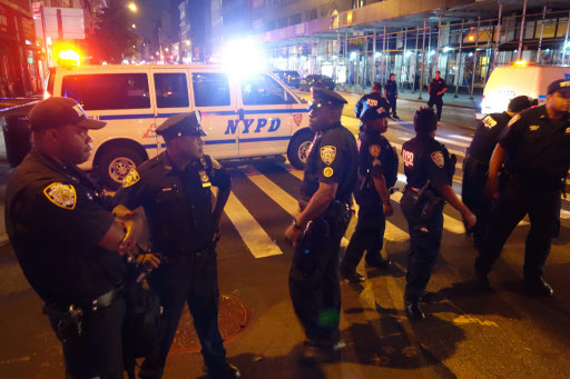 Police block a road after an explosion in New York on September 17, 2016. An explosion in New York's Chelsea neighborhood injured multiple people Saturday night, police said. (AFP-Yonhap)